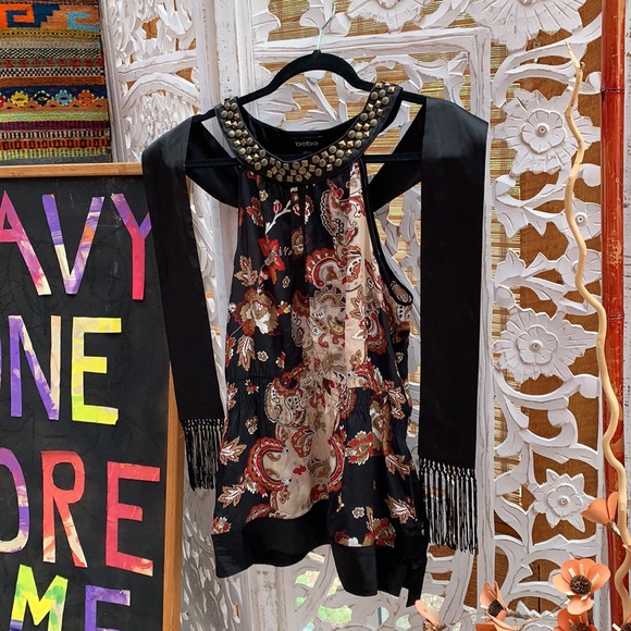 Sleeveless Paisley Blouse with Studded Neckline - Picture 5 of 15